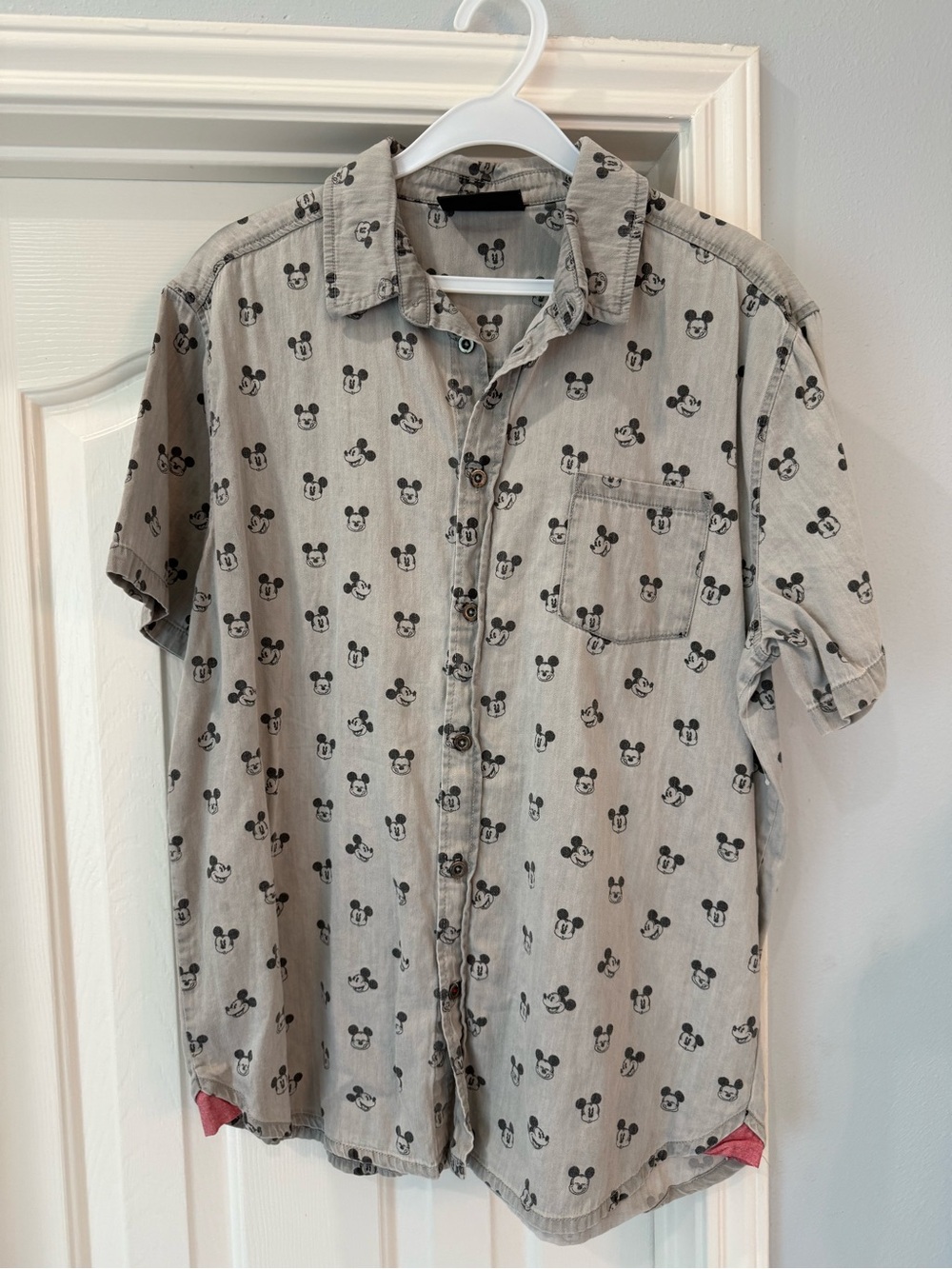 Disney Men's Mickey Print Light Gray Short-Sleeve Button-Up Shirt
